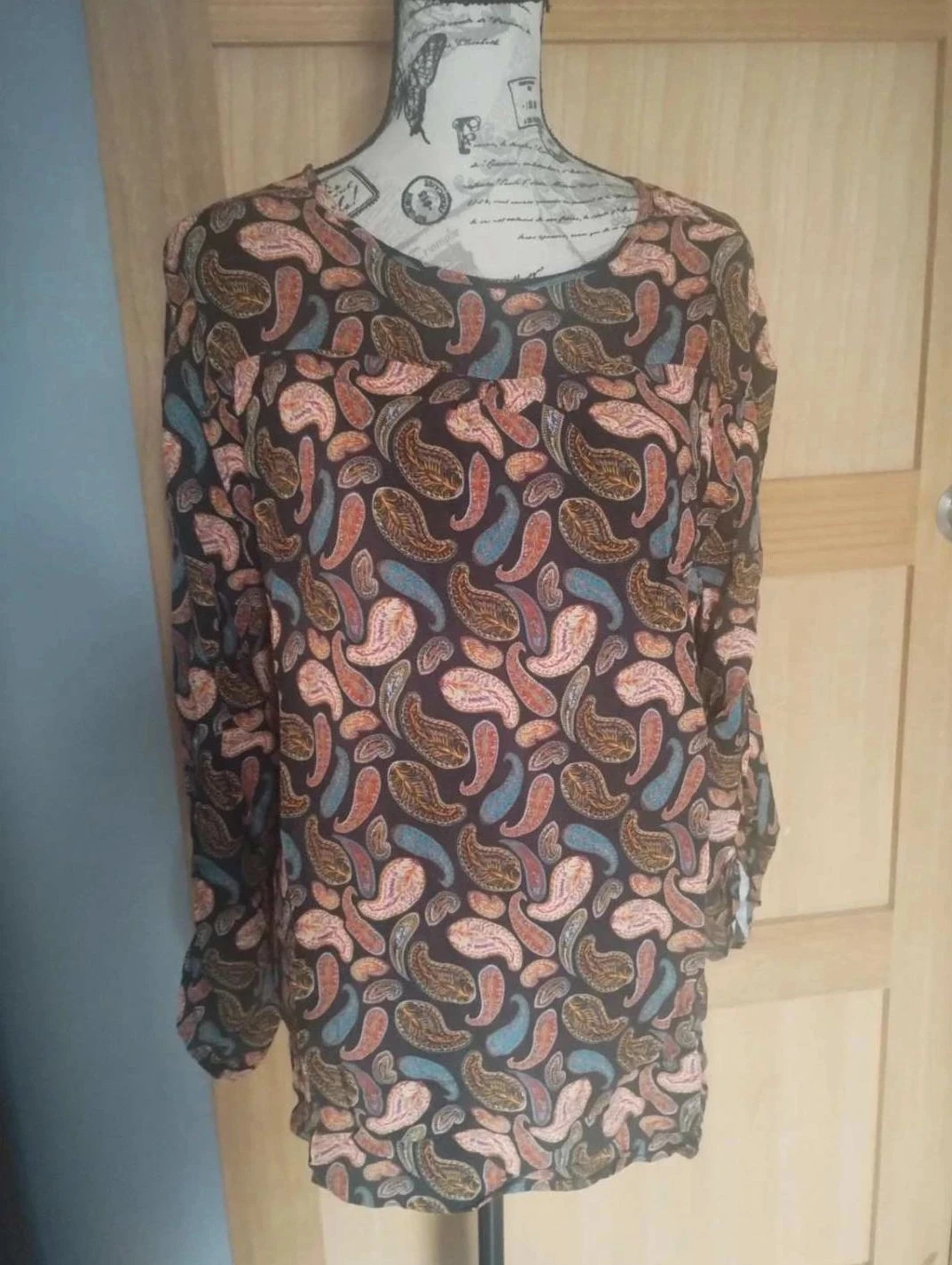 Pull fin motifs feuilles colorées manches retroussables T46